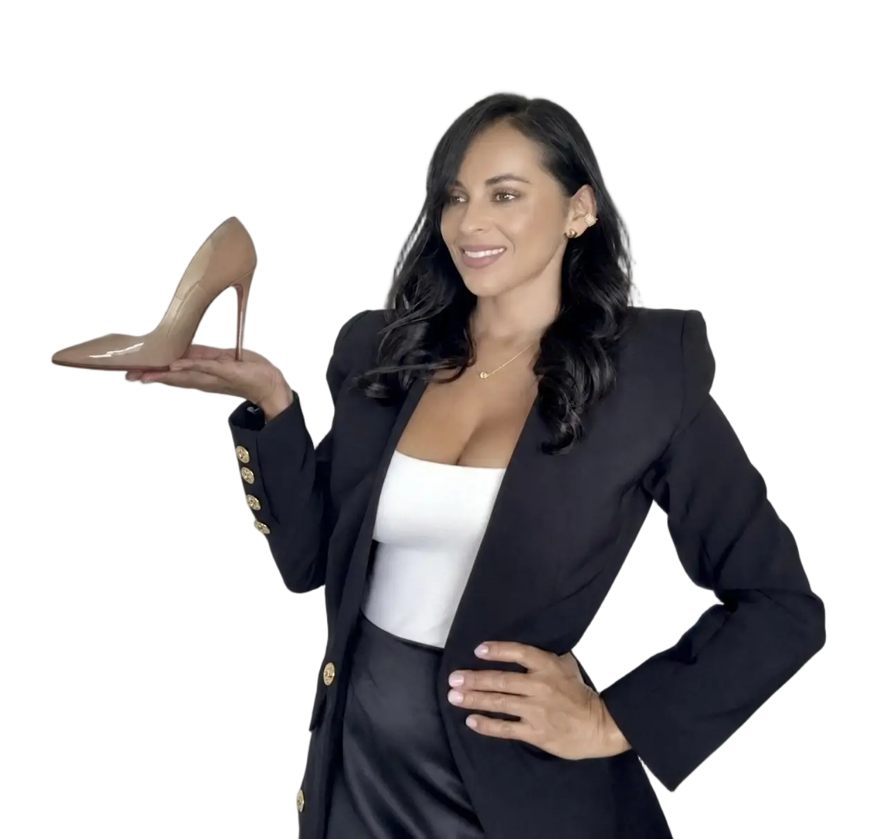 Andrea, personal shopper de Compra con Andrea, sosteniendo un zapato Louboutin
