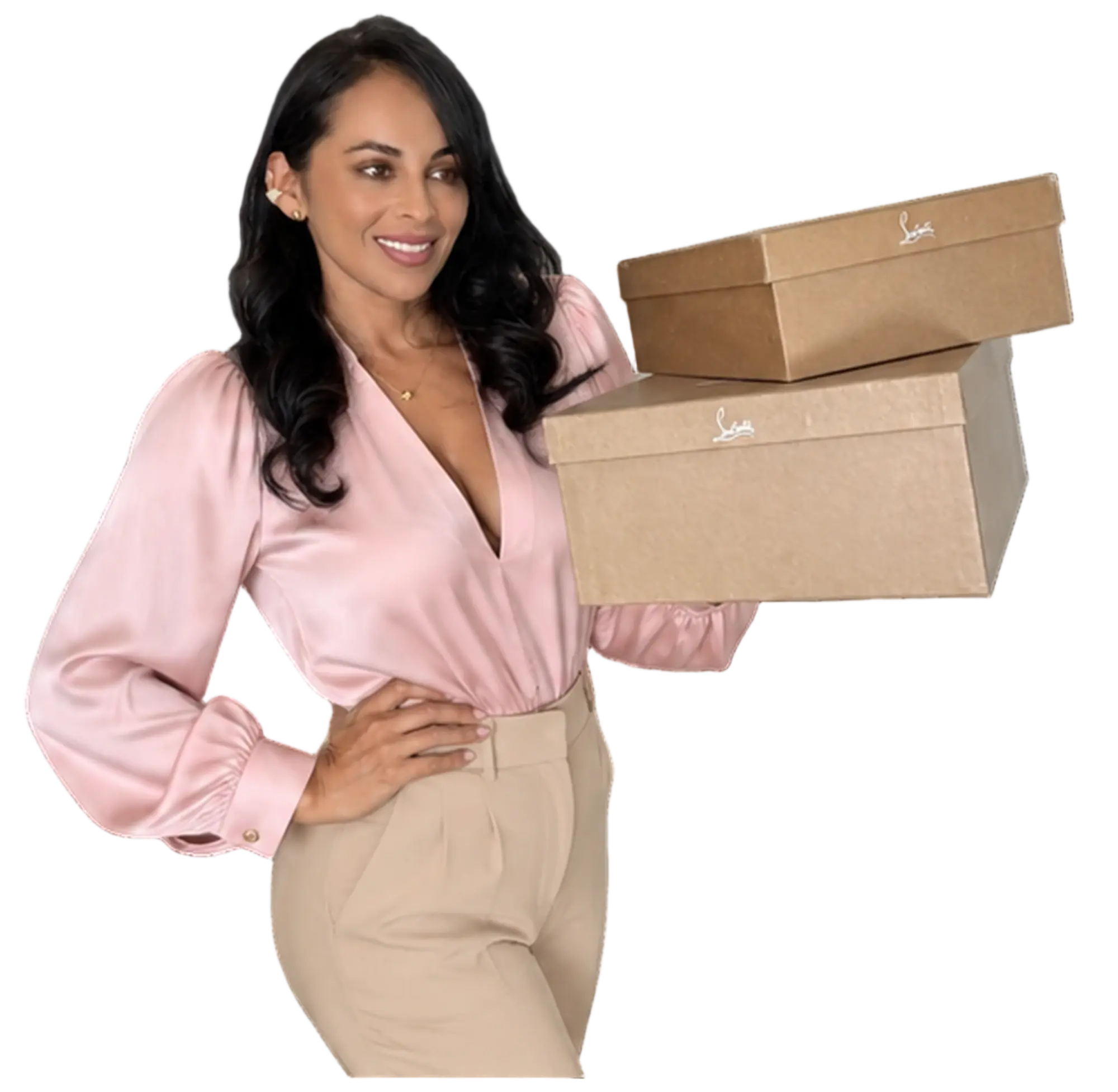 Andrea sosteniendo dos cajas de Christian Louboutin